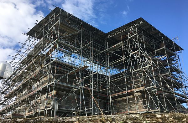 Montage s'un échafaudage pour la restauration de patrimoine à Brest Montage s'un échafaudage pour la restauration de patrimoine à Brest